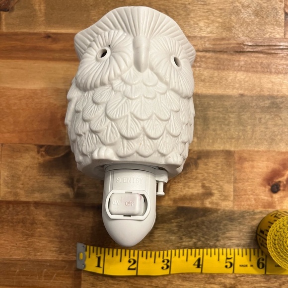Scentsy Cream Owl Wall Wax Warmer Decor - Picture 2 of 3